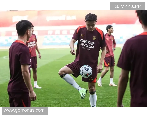 中国男足迎战伊拉克力争胜利全力以赴展现团队精神与拼搏意志